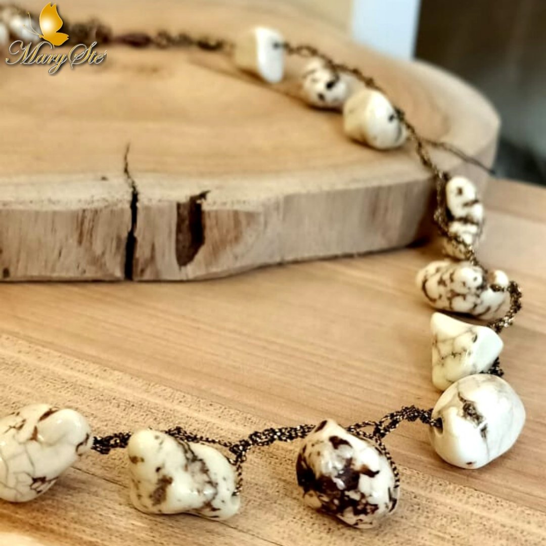 GIROCOLLO FILO DI SETA E HOWLITE - MARYSTE'